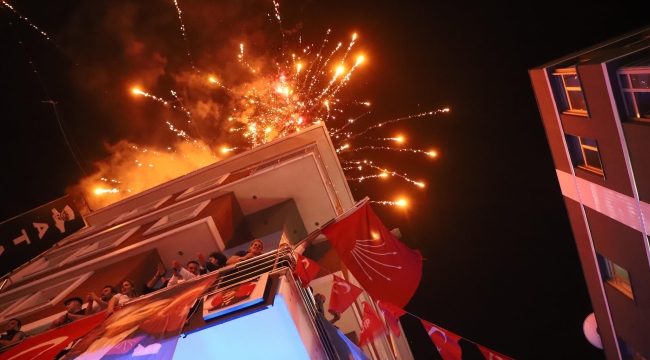 Zafer kutlamasında halk seslenen Akın''birleşe birleşe kazandık''