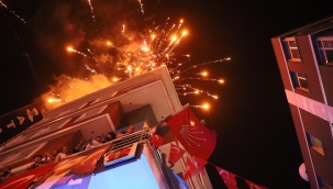 Zafer kutlamasında halk seslenen Akın''birleşe birleşe kazandık''