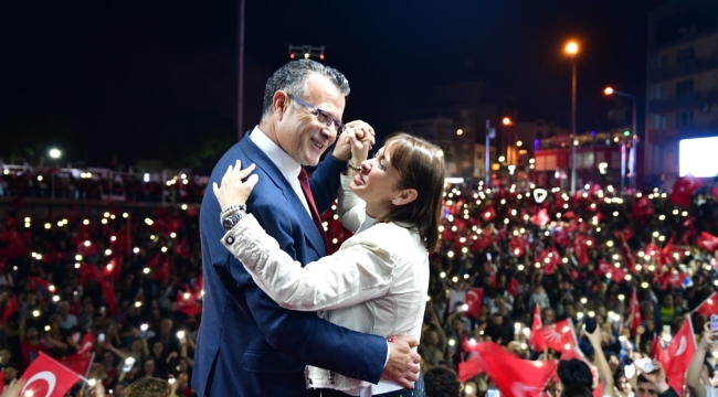 Zaferi binlerce kişinin önünde dans ederek kutladı