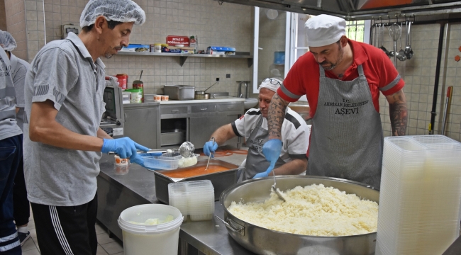Akhisar belediyesi aş evinde kazanlar yoksullar için kaynıyor