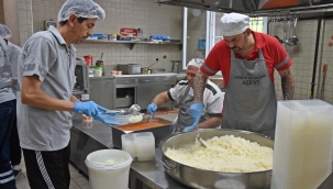 Akhisar belediyesi aş evinde kazanlar yoksullar için kaynıyor