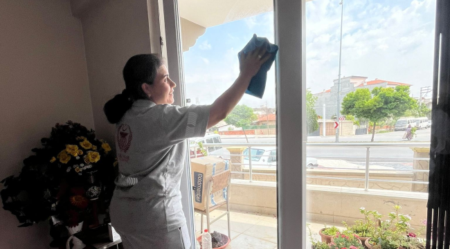 Akhisar belediyesinden yaşlı kimsesizlere evde bakım hizmeti