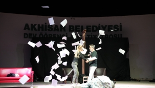 "Başka sen yok ki" tiyatro oyunu, izleyicilere keyifli bir gece yaşattı