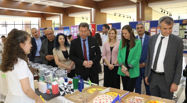 Başkan Durbay açtığı resim sergisini gezdi