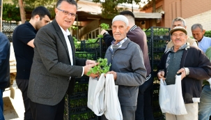 Başkan Öküzcüoğlu üreticilere ücretsiz fide dağıttı
