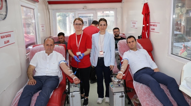 Belediye başkanı ve kaymakam kan bağışında bulundu