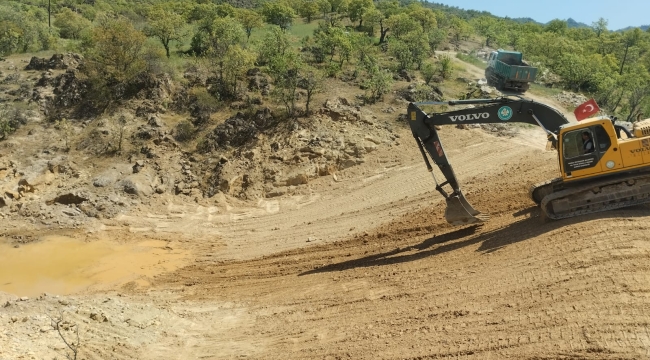 Belediye Demirci'de hayvan sulama göleti yapıyor
