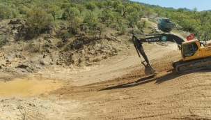 Belediye Demirci'de hayvan sulama göleti yapıyor