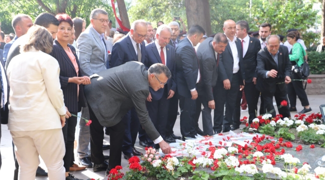 CHP'liler anneler gününde Zübeyde hanım anıtını ziyaret etti