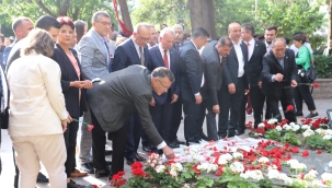 CHP'liler anneler gününde Zübeyde hanım anıtını ziyaret etti