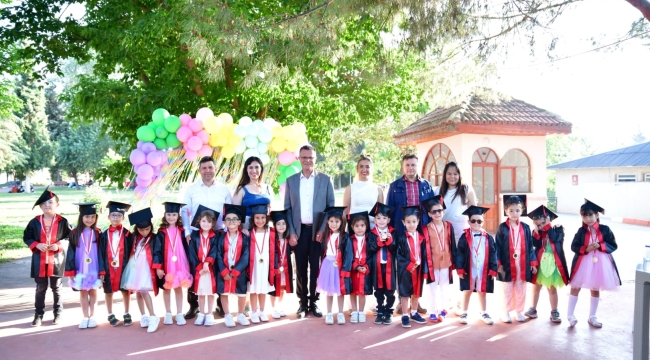 Çocuk oyun atölyesind eğitim gören 5 yaş çocukların mezuniyet töreni