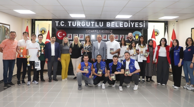 Dereceye giren sporcular başkan Akın'ı ziyaret etti