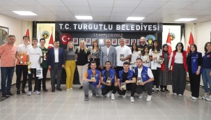 Dereceye giren sporcular başkan Akın'ı ziyaret etti