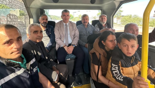 Halk otobüsüyle seyahat eden Başkan Okur,vatandaşları dinledi