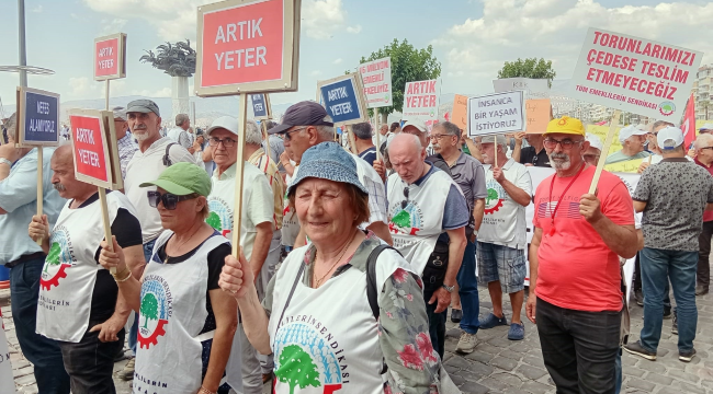 İzmir'de binlerce emekli 'açız'diye haykırdı