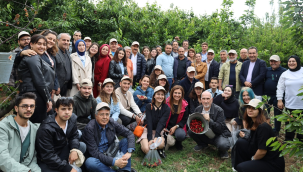  Kemalpaşa'da kiraz hasat şenliği düzenledi