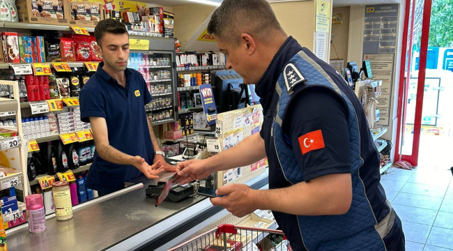 Kırkağaç'da zabıta marketlerde tarihi geçmiş ürün denetimi
