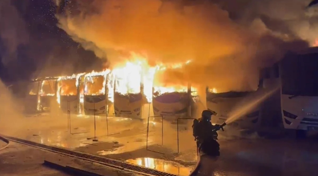 Kocaeli'de otoparka yangın 15 araç kül oldu