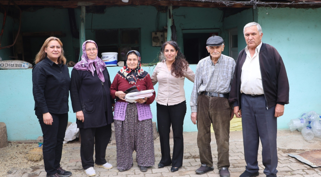 Kula'da annelere Türk bayrağı ve Kur'an-ı Kerim hediye edildi