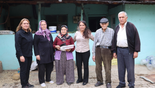 Kula'da annelere Türk bayrağı ve Kur'an-ı Kerim hediye edildi