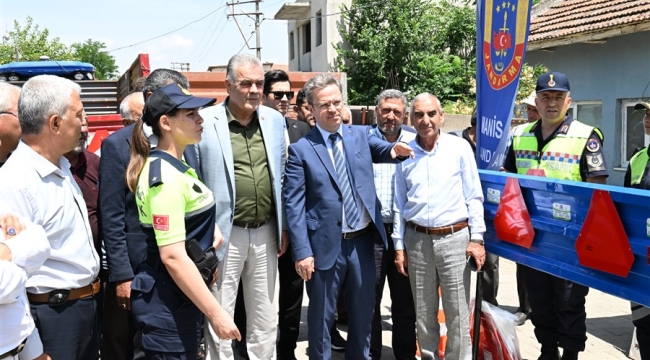 Reflektör dağıtımına katılan vali Ünlü'görünür ol traktör kazaları azalsın'
