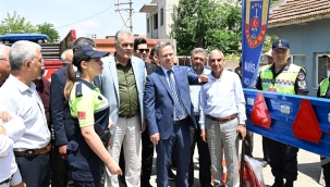 Reflektör dağıtımına katılan vali Ünlü'görünür ol traktör kazaları azalsın'