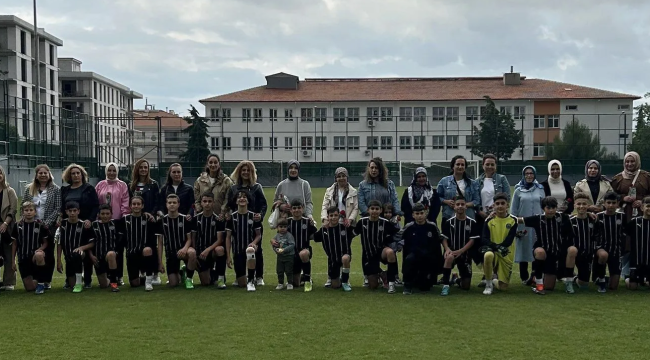 Sporcular anneler gününü sahada anneleriyle kutladı