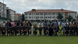 Sporcular anneler gününü sahada anneleriyle kutladı