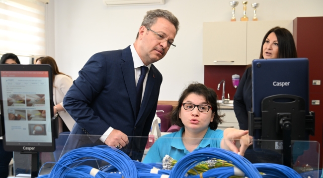 Vali Ünlü merkezine önemli rol oynadığını söyledi