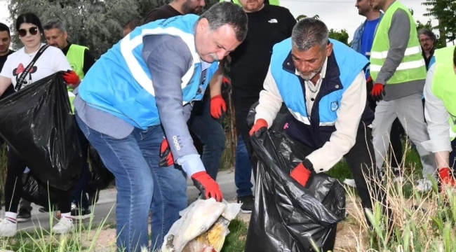 Vatandaşlar temiz bir Yunusemre, temiz bir çevre için elele çöp topladı