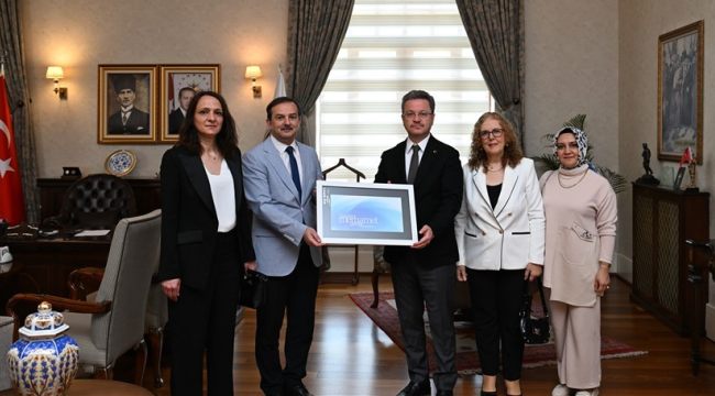 Yılın ebe ve hemşiresinden vali Ünlü'ye ziyaret