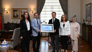 Yılın ebe ve hemşiresinden vali Ünlü'ye ziyaret