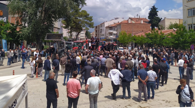 Zamlara dayanamayan çiftçinin tepesinin 'tası' attı traktörler bu kez pretesto için meydana sürdü