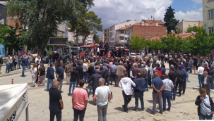 Zamlara dayanamayan çiftçinin tepesinin 'tası' attı traktörler bu kez pretesto için meydana sürdü