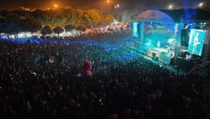 Akhisar'da çağlak çoşkusu sürüyor