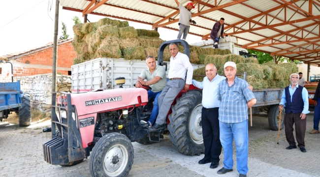 Alaşehir'de belediyenin üreticilere ücretsiz yonca dağıtımı sürüyor