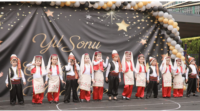 Anaokulu mezuniyet töreninde renkli görüntüler