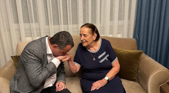 Başkan Balaban 55 yıl önce ilkokul öğretmeninin elini öptü