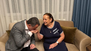 Başkan Balaban 55 yıl önce ilkokul öğretmeninin elini öptü