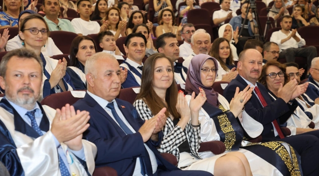 Başkan Durbay CBÜ'de öğrencilere diploma verdi