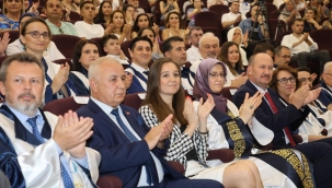 Başkan Durbay CBÜ'de öğrencilere diploma verdi
