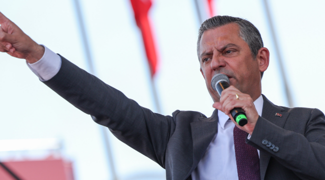 Binlerce kişi iki ayrı kentte hükümeti protesto için meydanlara indi