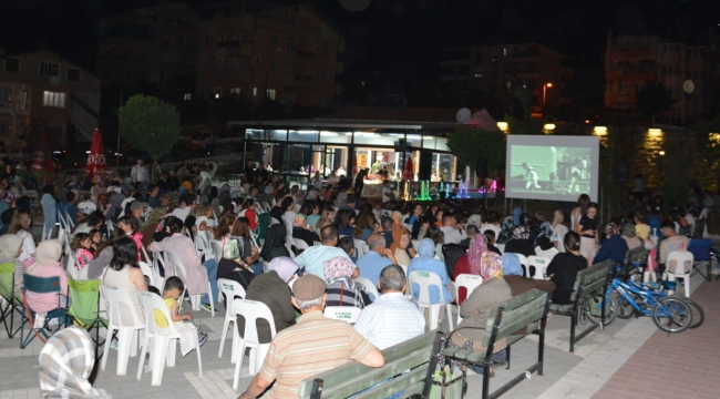 Demirci'de ücretsiz açık hava sinamasına büyük ilgi