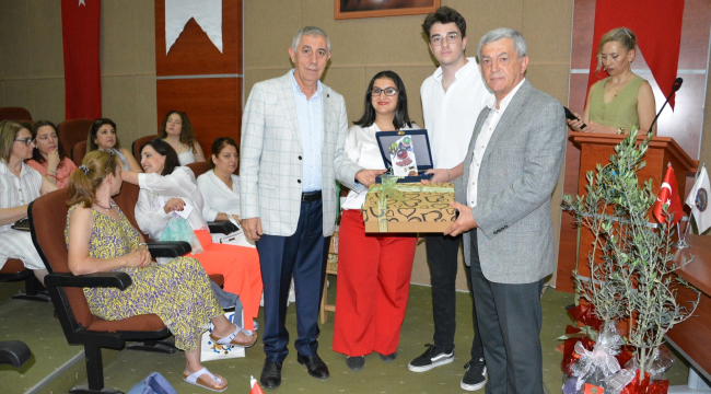 Destek verenlere teşekkür plaketi