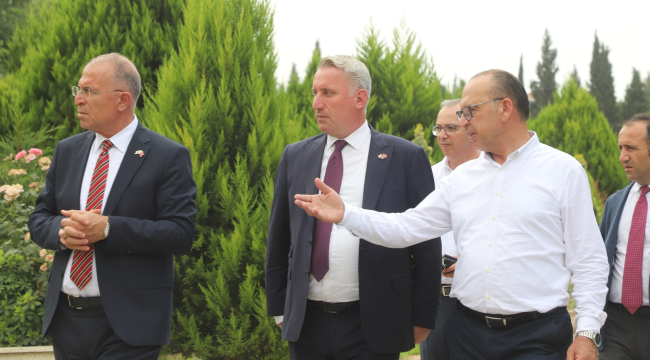 Gaziemir Belediye Başkanı Işık ve Akın mezarlıları gezdi