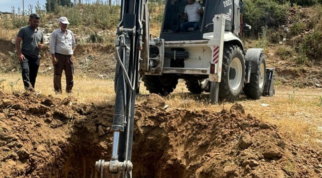 Gördes belediyesi 14 mahallede kurban atıkların gömmek için çukur kazdı
