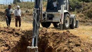 Gördes belediyesi 14 mahallede kurban atıkların gömmek için çukur kazdı