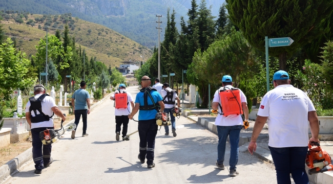 Mezarlıklarda bayram temizliği