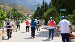 Mezarlıklarda bayram temizliği