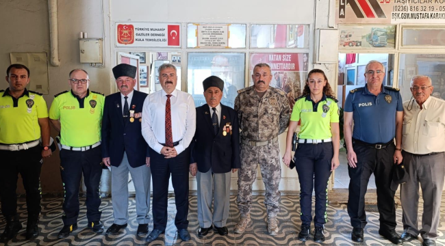 Müdür Aktaş Kula gaziler derneğini ziyaret etti